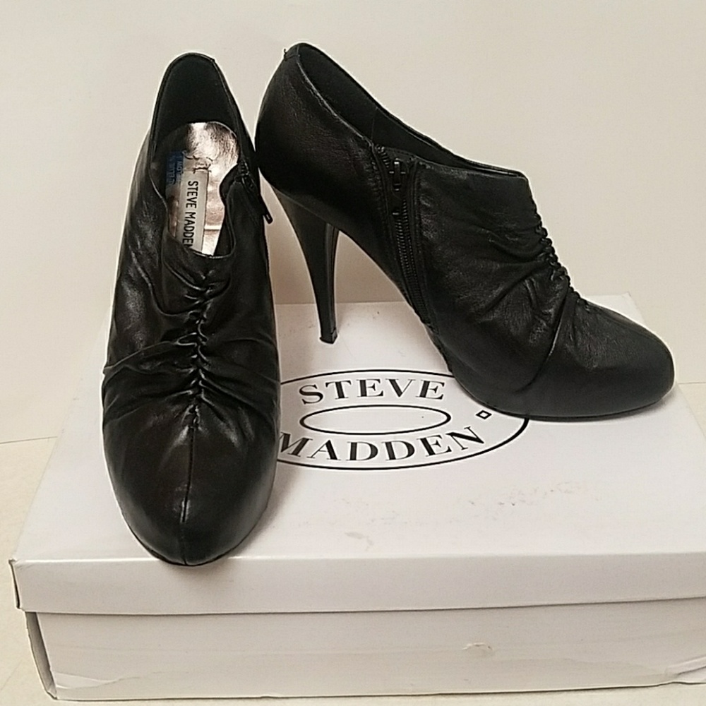 Steve Madden Black Leather Booties EUC